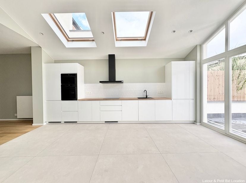 TERVUREN – Eerste bewoning – Ideaal gelegen nabij het centrum van Tervuren en de winkels, charmante nieuwe woning (4 slpk/2 dkk), met ± 165 m² bewoonb