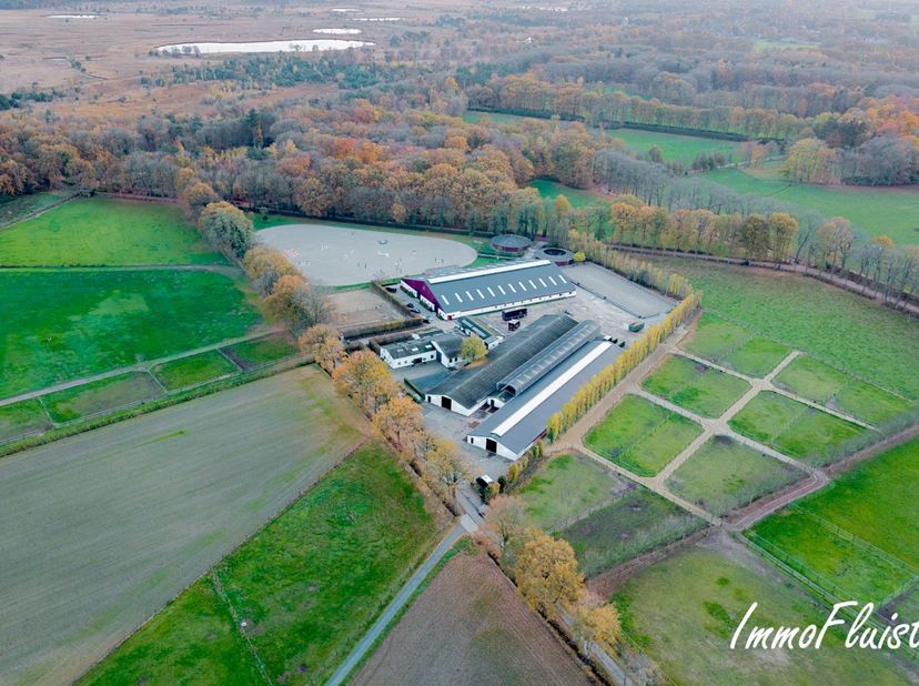 Wil je jouw paarden optimaal kunnen trainen in een rustige, groene omgeving? Dan is deze complete hippische accommodatie zeker het ontdekken waard. <b