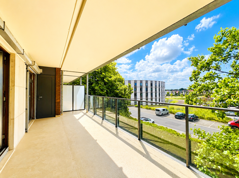 Momenteel worden voor dit gebouw de ZONGERICHTE TERRASSEN uitgebouwd waardoor ze UITZONDERLIJK RUIM genoemd kunnen worden. Dankzij de zuid-oriëntatie