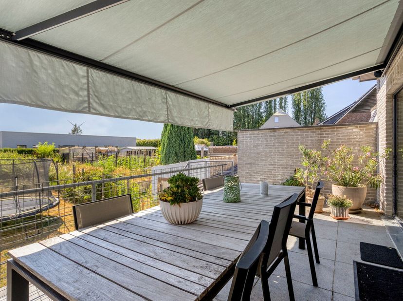-- VERKOCHT OP EERSTE BEZOEKDAG --<br />
Bent u op zoek naar een ruime, instapklare gezinswoning met een uitstekende bereikbaarheid? Dan is deze verzo