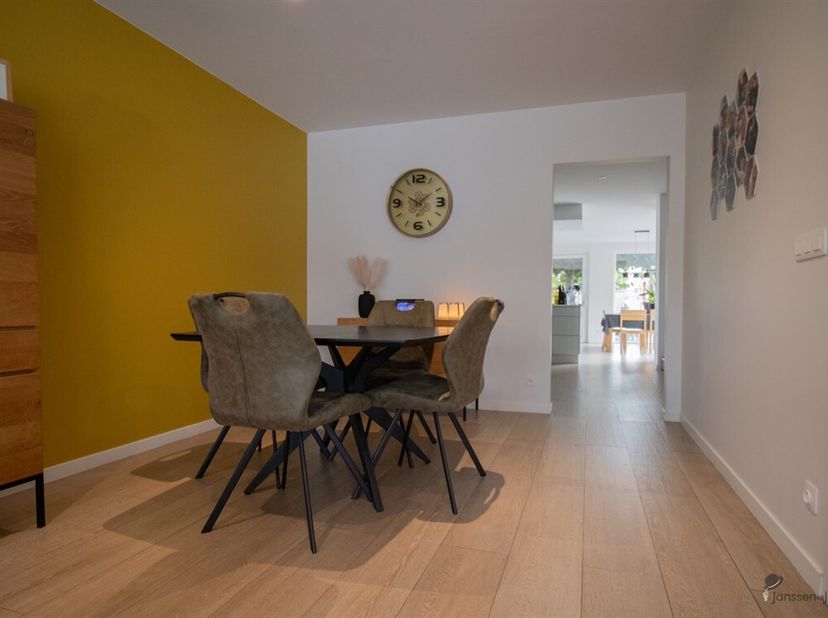 Volledig gerenoveerde HOB met 4 slaapkamers op 431 m². <br />
Gelijkvloers: <br />
Inkomhal van 5 m². <br />
Woonkamer van 46 m² op parkettegel met ho