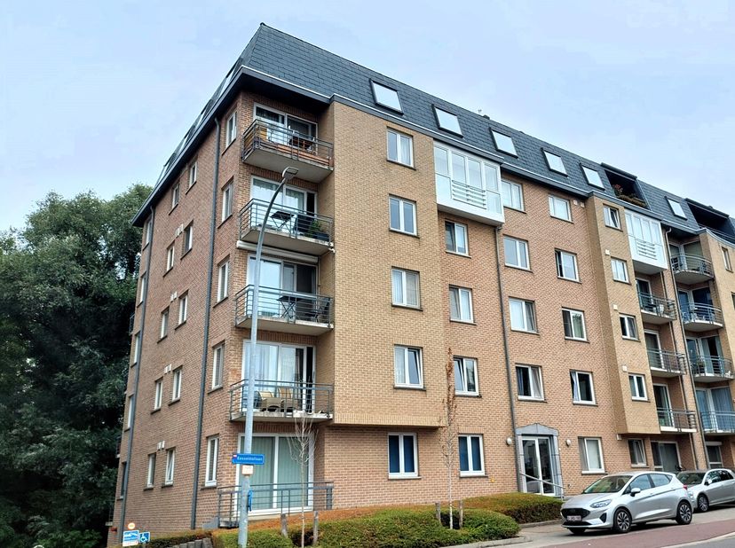 In residentie Cypres bevindt zich dit verzorgde 2-slaapkamerappartement op de tweede verdieping, rustig gelegen aan de achterzijde van het gebouw. Met