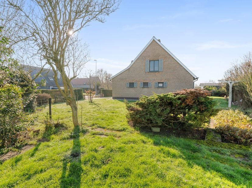 Deze te renoveren woning bevindt zich in de Kleine Molenstraat 4, op een rustige locatie vlakbij het centrum van Dudzele en omgeven door groen. Dankzi