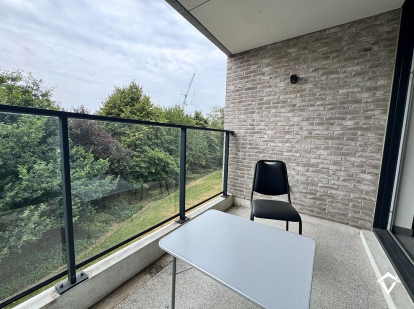 Dit appartement (B1.2) is gelegen op de 1ste verdieping in de Residentie Brouwershof te Westrozebeke (Staden) en bestaat uit: inkomhal - toilet - badk