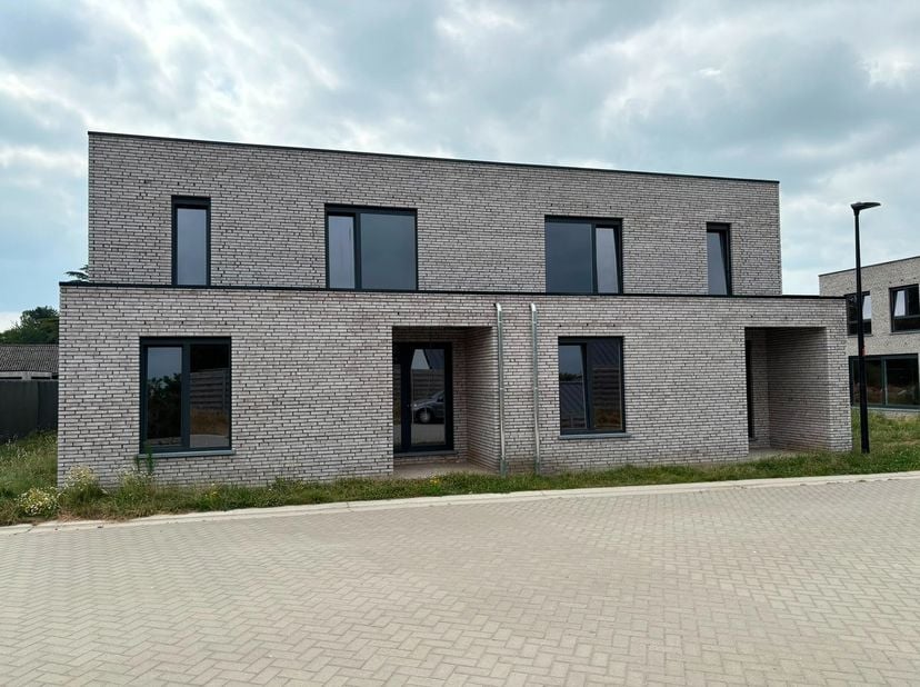 Nieuwbouwwoning HOB met 4 tot 5&amp;nbsp; slaapkamers !&amp;nbsp;<br />
<br />
Indeling : inkomhal , apart toilet ,&amp;nbsp; bureau of slaapkamer , keuken , ruim