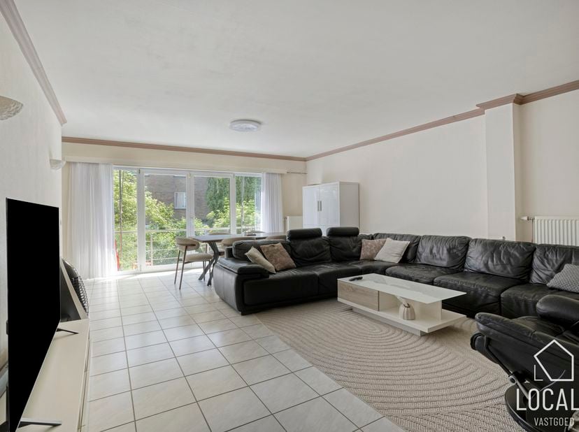 Mooi appartement in de Hoogveldlaan te Dilbeek, uitstekend gelegen nabij alle mogelijke faciliteiten. Scholen, horeca, openbaar vervoer en winkels bev