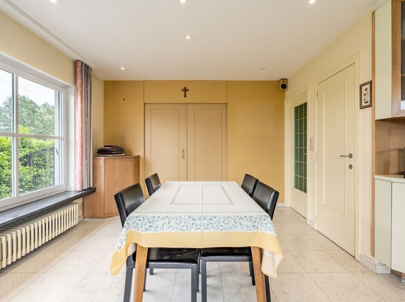 Te koop: halfopen gezinswoning in Harelbeke, met zonnige en grote tuin. Deze karaktervolle woning uit 1965 biedt een solide basis voor wie op zoek is