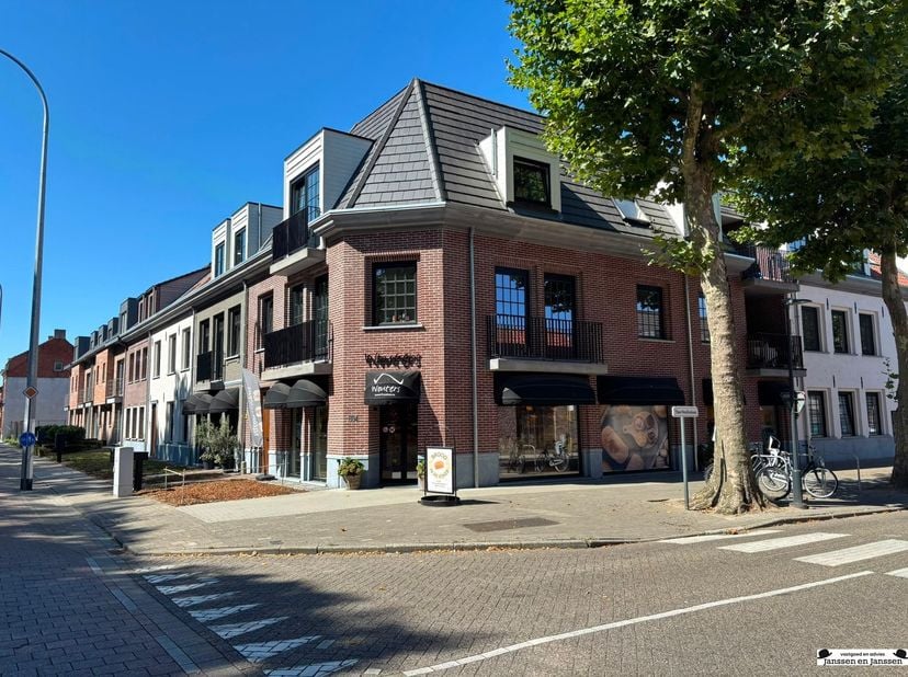 Residentie Kuypershoek<br />
Openbaar vervoer, winkel, restaurants, bakker, apotheker op wandelafstand.<br />
Op de eerste verdieping is het een oas