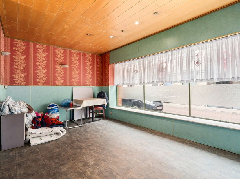 Woning met tal van mogelijkheden in het centrum van Eeklo Op zoek naar een pand met potentieel in het centrum van Eeklo? Dit pand biedt tal van mogeli