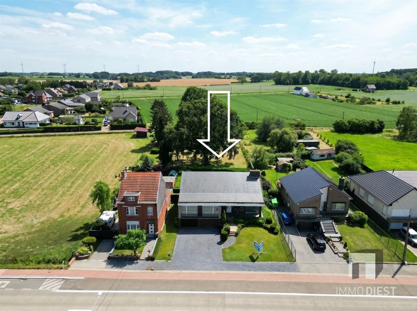 Wonen tussen Diest en Scherpenheuvel, in een groene en vlot bereikbare omgeving? Dan zal deze stijlvolle woning uit 1967, die doorheen de jaren gunsti