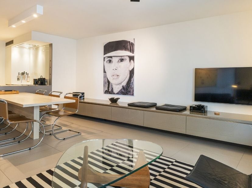 Stijlvol appartement in Oostende met hoogwaardige afwerking en zijdelings zeezicht. Dit verzorgd appartement combineert modern wooncomfort met een uit