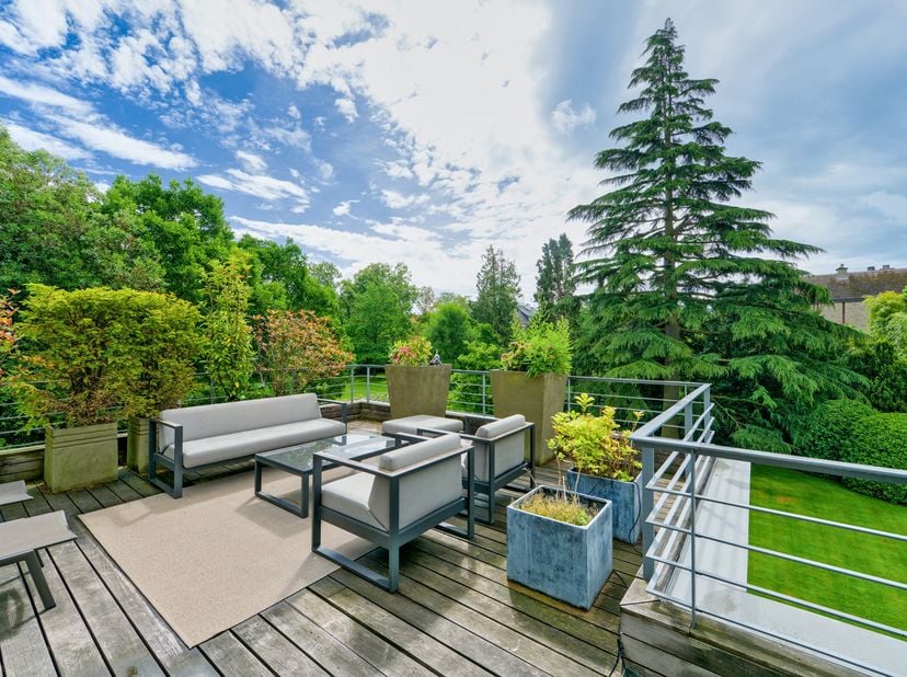 Dit prachtige, luxe triplex-penthouse ligt in de gewilde wijk Observatoire in Ukkel, in een schitterend gebouw ontworpen door Corbiau dat slechts uit
