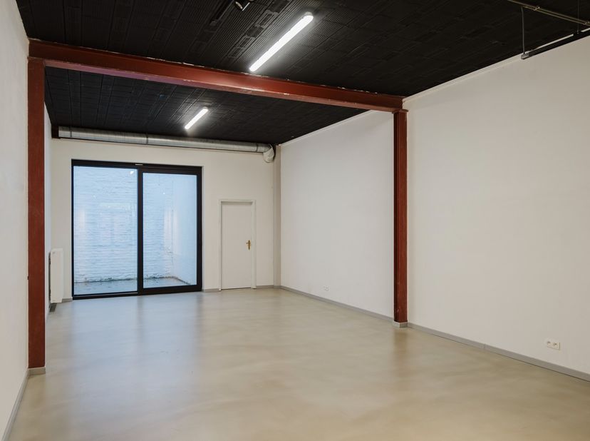 Dit handelspand is gelegen in de Ooststraat 126, in het centrum van Roeselare. Dankzij de centrale ligging geniet het pand van een uitstekende zichtba