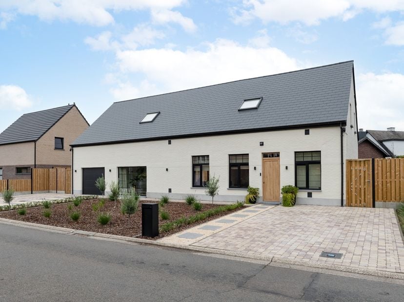 Geniet van de charme en het karakter van deze prachtige villa, gelegen op Einde 149, vlakbij het centrum van Lommel.&amp;nbsp;Met een bewoonbare oppervlak