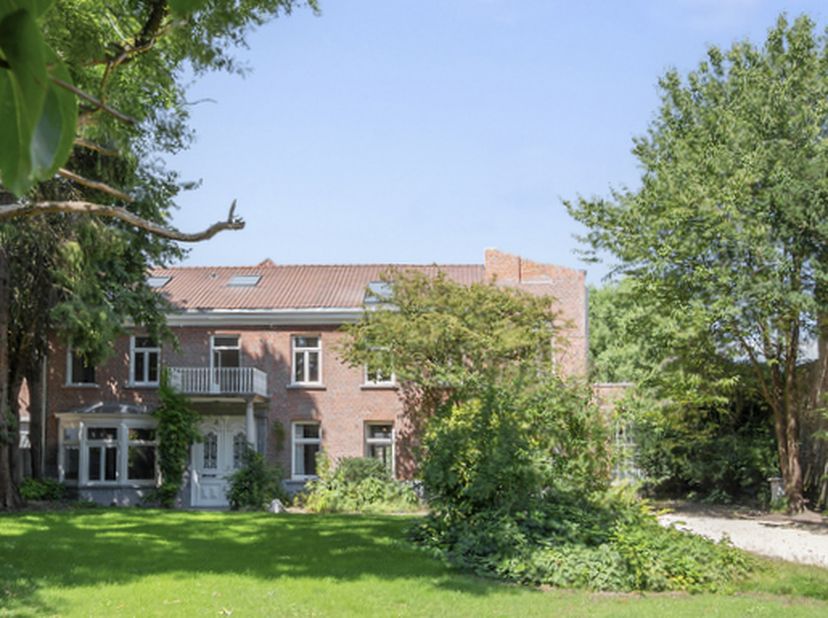 Exclusief gerenoveerd landhuis met authentieke kasteel allures op ca. 1.000 m² – een verborgen parel in het hart van de stad deze was de familiewoning