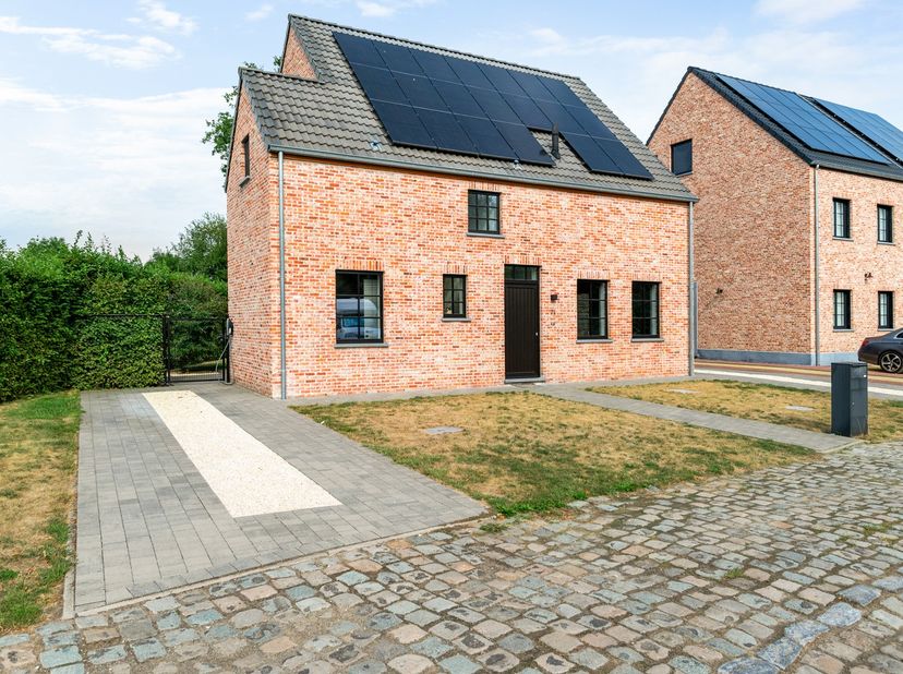 Op een uitstekende en centrale locatie in Berlaar bevindt zich deze recente, moderne en bijzonder energiezuinige gezinswoning, gebouwd in 2020. Dankzi