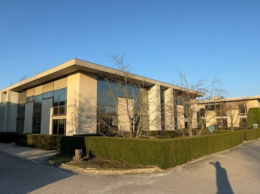149m² kantoorruimte op 1e verdieping (tuinkant) van Latem Business Park (uitbreidbaar met naastgelegen unit 72.8 tot 305m² kantoor)<br />
Ligging: com