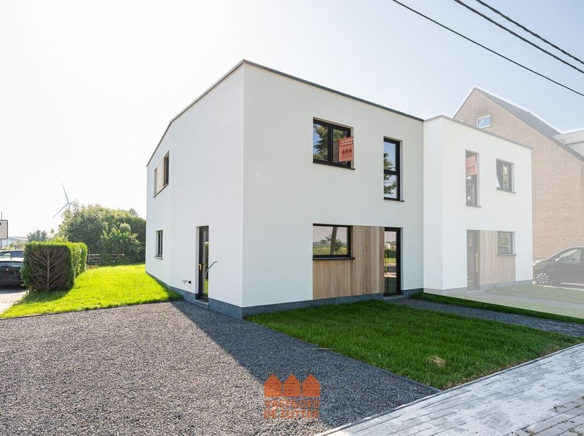 Deze moderne halfopen nieuwbouwwoning combineert hedendaags wooncomfort met een doordachte indeling en een energiezuinige afwerking. Bovendien komt de