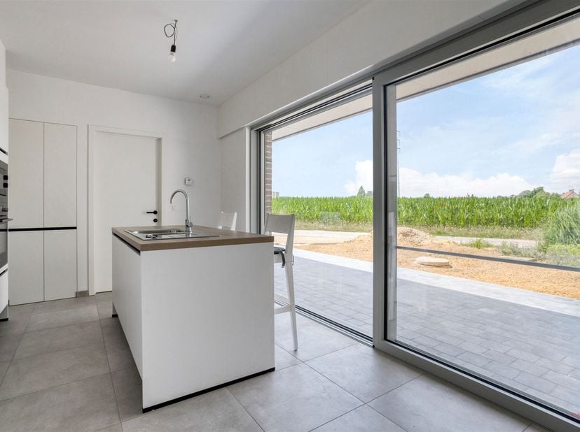 Ruime en recent gerenoveerde woning te Waregem.<br />
<br />
Deze recent gerenoveerde woning gelegen op een rustige locatie te Waregem biedt veel be