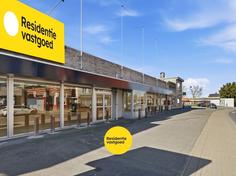 Deze veelzijdige commerciële ruimte van ca. 837 m² is strategisch gelegen langs de invalsweg van Zedelgem naar het centrum van Aartrijke en biedt tal