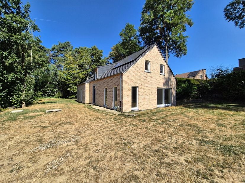 In het mooie Oud-Heverlee treffen we deze uitzonderlijke opportuniteit om een ruime nieuwbouwvilla aan te kopen onder registratierechten (2% mogelijk)