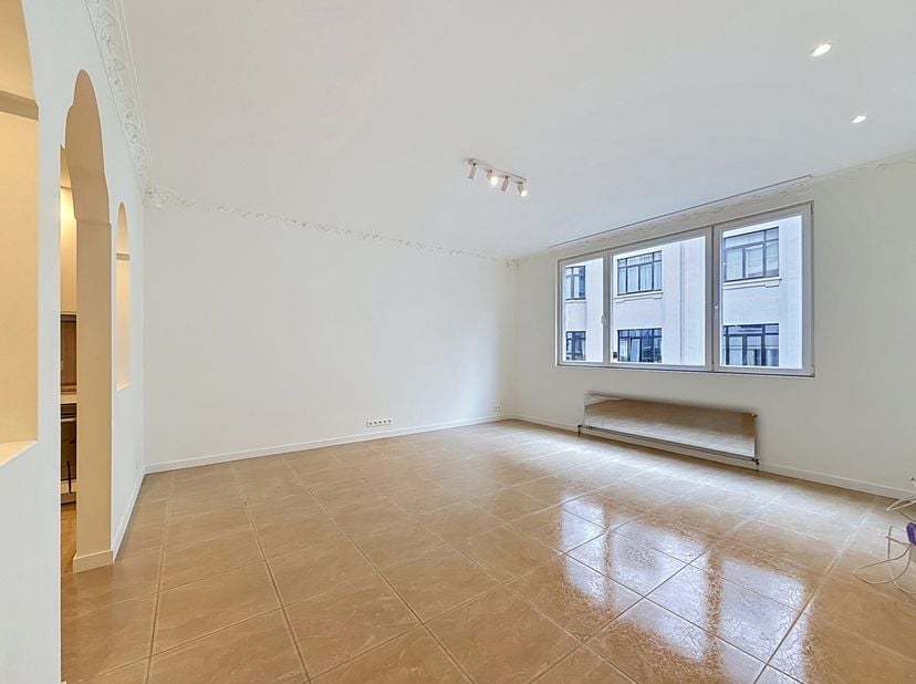 LOUISE I BAILLI - Idéalement situé, entre la place Flagey et la place du Chatelain, appartement une chambre fraichement rénové. Il se compose comme su