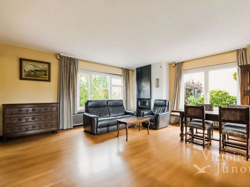 Victoire Junot vous propose à Kraainem, Quartier HUART/STOCKEL, une lumineuse villa sise sur un terrain de +/- 4,56 ares. Elle se compose d'un hall, v