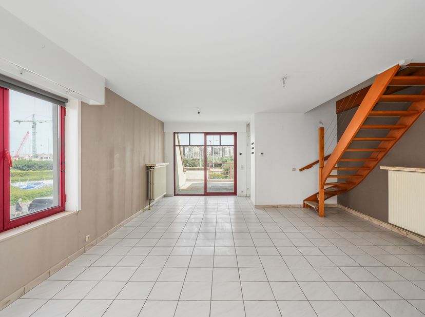 Ontdek dit lichtrijke en ruime duplexappartement op een topligging, vlak bij de haven van Blankenberge en op wandelafstand van winkels, de zeedijk en