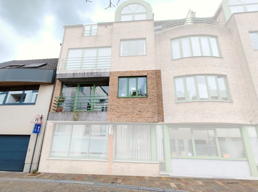Dit stijlvol afgewerkte appartement op het eerste verdiep bevindt zich op een topligging in het centrum van Tielt en is momenteel kwalitatief verhuurd