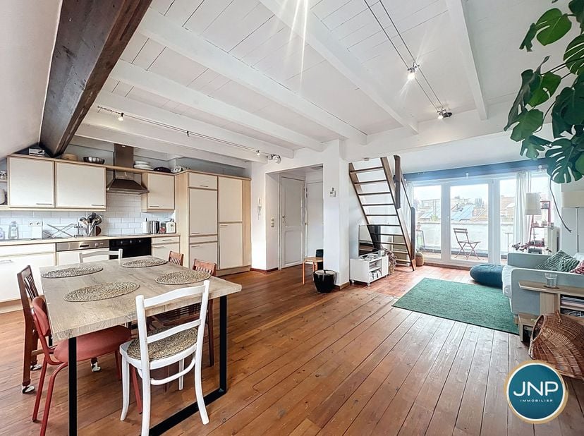 JNP Immobilier presenteert u met veel plezier dit appartement op de bovenste verdieping van een klein appartementencomplex. Dit appartement is ideaal