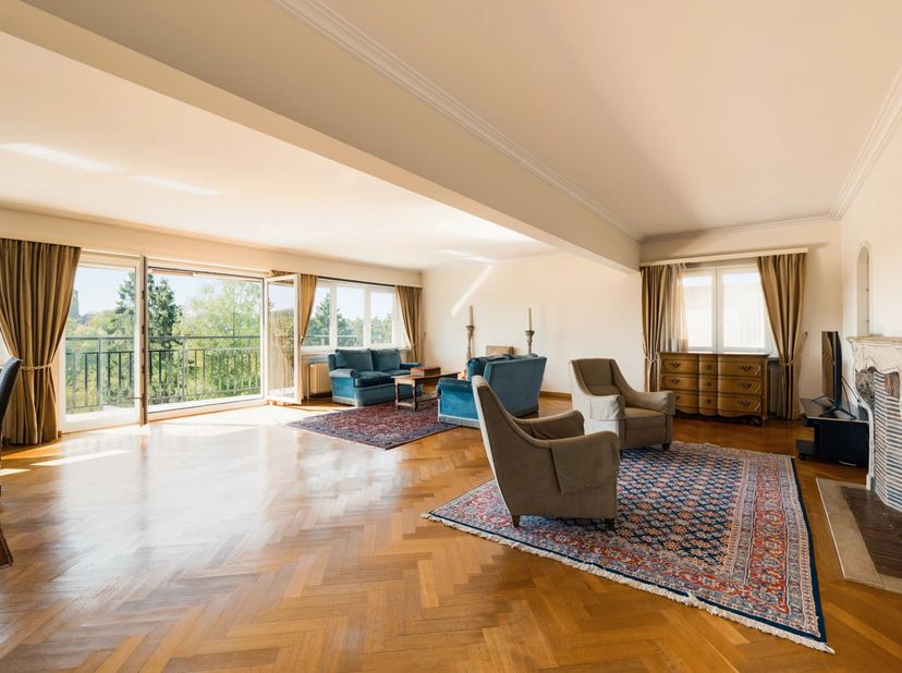 Superbement situé dans lun des quartiers les plus prisés de Woluwe-Saint-Pierre, Victoire Junot vous propose en exclusivité ce spacieux et confortable