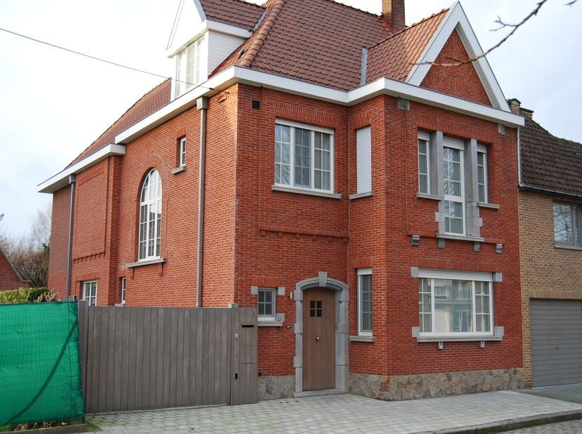 Volledig gerenoveerde (2011) en stijlvol ingerichte en afgewerkte woning gelegen aan de Azalealaan te Roeselare.<br />
<br />
Woning bevat oa, inkomha