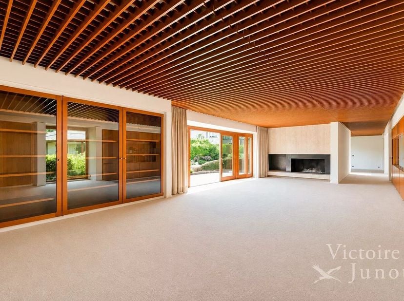 Ideaal gelegen in de exclusieve wijk Fort Jaco presenteert Victoire-Junot deze te renoveren villa van 520 m², gelegen op een zeldzaam perceel van 50 h