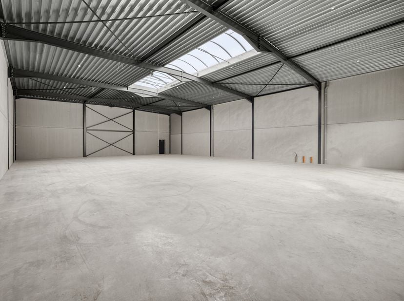 In een goed bereikbare bedrijvenzone te Oostkamp bevindt zich deze casco nieuwbouw KMO-unit van 495m². De unit biedt een praktische en kwalitatieve ru