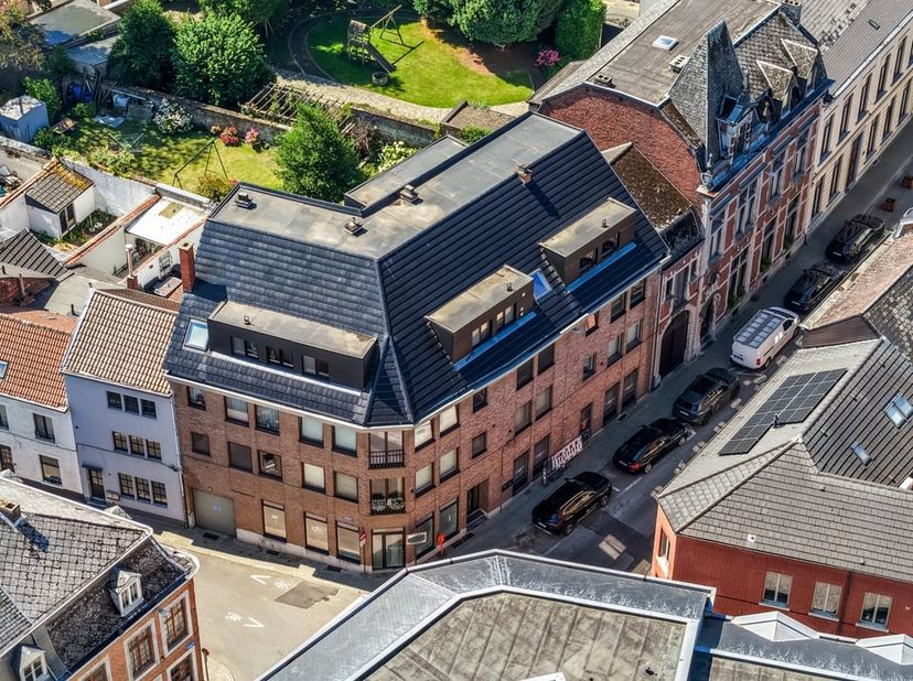 Bent u op zoek naar een comfortabel appartement met een gunstige energiescore en een uitstekende ligging? Dan is dit ruime appartement aan de Ridderss