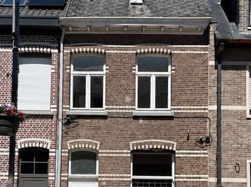 Deels gerenoveerde rijwoning met tuin en uitbreidingsmogelijkheden in Ranst.<br />
Op zoek naar een woning die reeds grotendeels werd aangepakt, maar