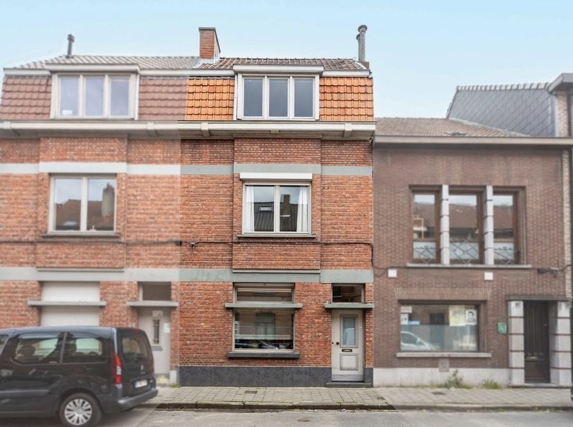 Cette habitation est idéalement située dans une rue calme, à proximité immédiate de nombreux commerces, des grands axes routiers (R40, R4 et autoroute