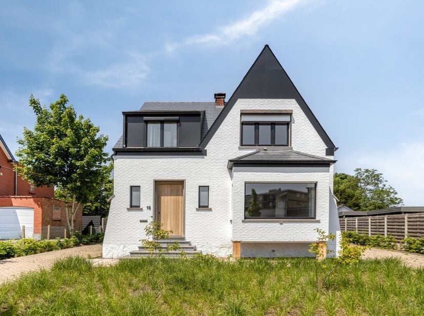 Gezinswoning met 3 slaapkamers en leuke tuin te koop in centrum Tessenderlo<br />
<br />
In de residentiële wijk Hemelrijk, in het centrum van Tessend