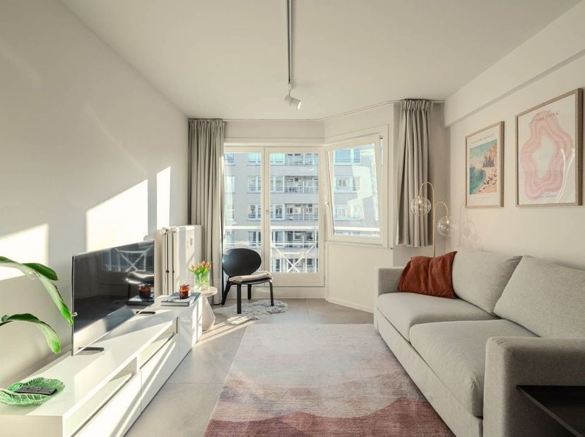 Le studio rénové à vendre est situé le long de la Koninginnelaan à Ostende. À quelques minutes à pied, vous vous trouvez dans le centre-ville animé et