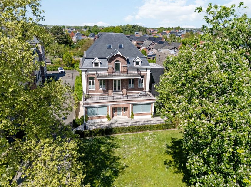 Deze karaktervolle handelswoning werd volledig gerenoveerd naar de hedendaagse normen en afgewerkt met kwalitatief hoogstaande materialen. Het is gele