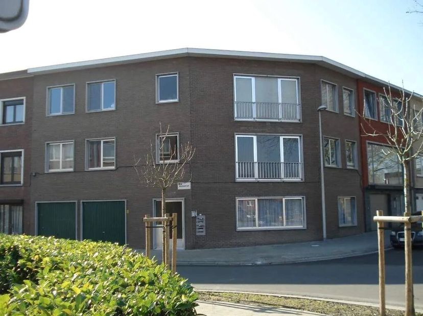 Gezellig appartement 1°Verdieping gelegen te Runkst op wandelafstand van het station en stadscentrum. Bestaande uit hall, living, keuken (kasten, inox