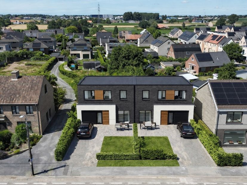 Tussen veld en horizon ligt deze projectgrond van 1.095 m² te wachten op een nieuw verhaal.<br />
<br />
Op een boogscheut van de E403 (afrit Ardooie)