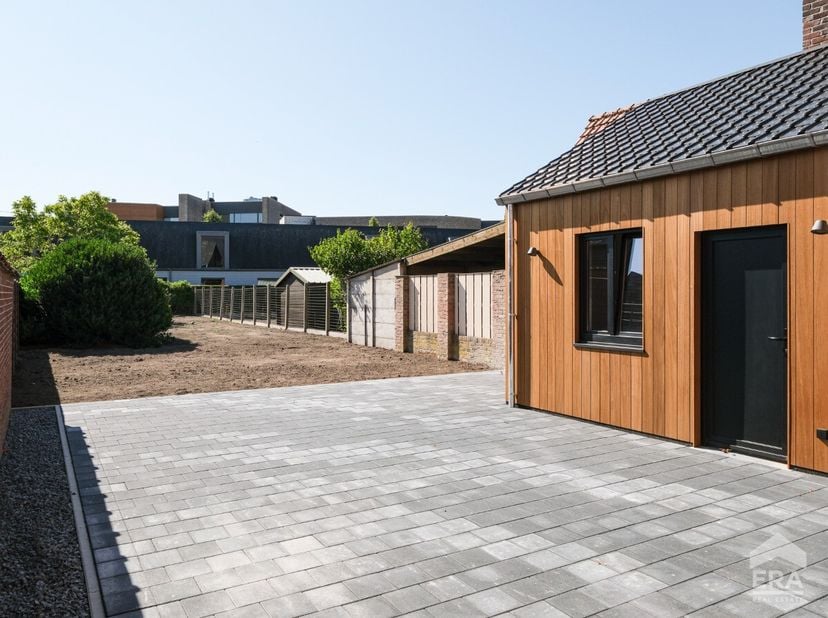 Mooie gerenoveerde halfopen woning in het centrum van Bocholt, vlak bij het kanaal en alle voorzieningen. Deze gerenoveerde woning uit 1949 combineert