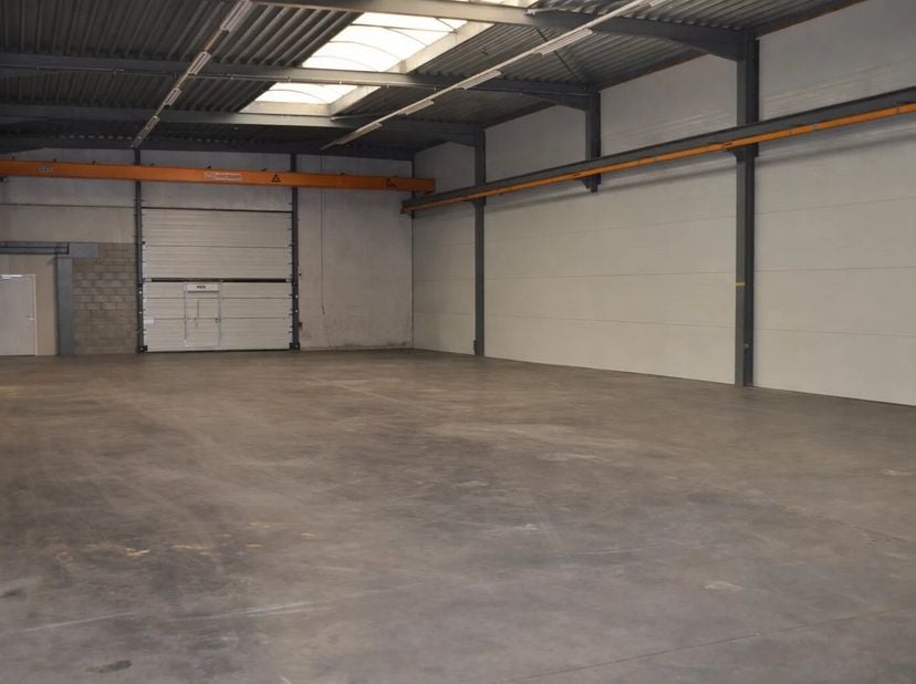 OPSLAGLOODS VAN +-371,6 M² OP EEN CENTRALE LOCATIE IN ZONHOVEN (HAL 5)<br />
Deze recent gebouwde loods vindt u terug op het industrieterrein aan de I
