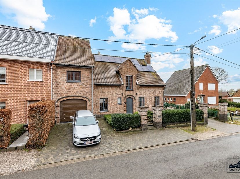 In een rustige en gegeerde, autoluwe straat te Elversele, op wandelafstand van de Durme en vlak bij de dijk, bevindt zich deze ruime en brede halfopen