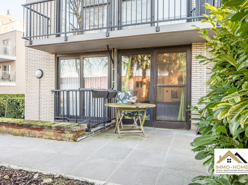In Merelbeke, vlak bij Gent, bevindt zich deze interessante opbrengstwoning die momenteel wordt uitgebaat als gastenkamers. Bij binnenkomst op het gel