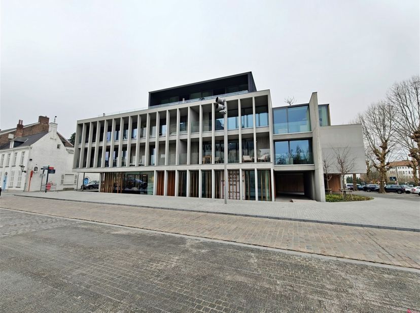 Dubbele autostaanplaats centrum Kortrijk<br />
<br />
Deze dubbele autostaanplaats is gelegen in de Broelkaai, met inrit op de Dam.<br />
Ze bevind