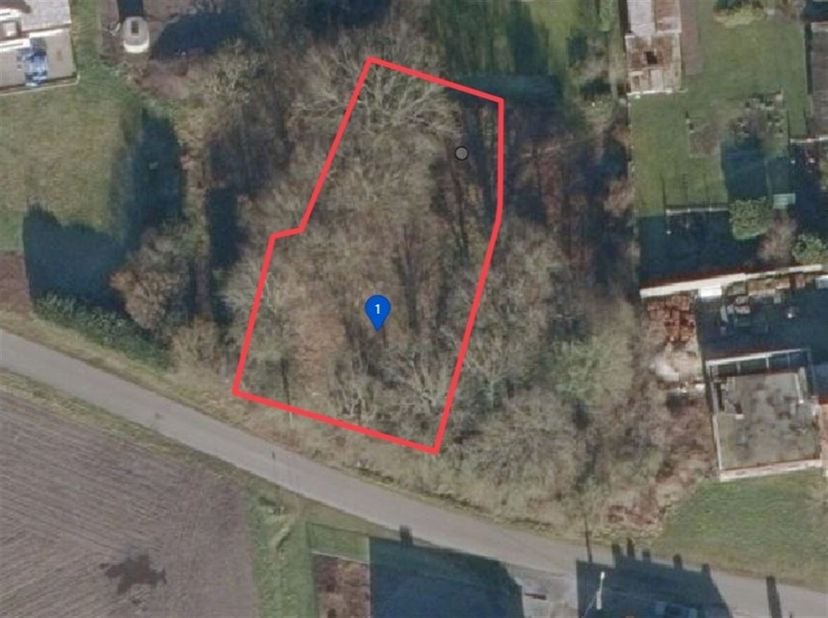 Bouwgrond voor vrijstaande woning<br />
Bouwvoorschriften:<br />
Bouwdiepte ( te meten vanaf de voorbouwlijn):<br />
-op het gelijkvloers maximaal 17m