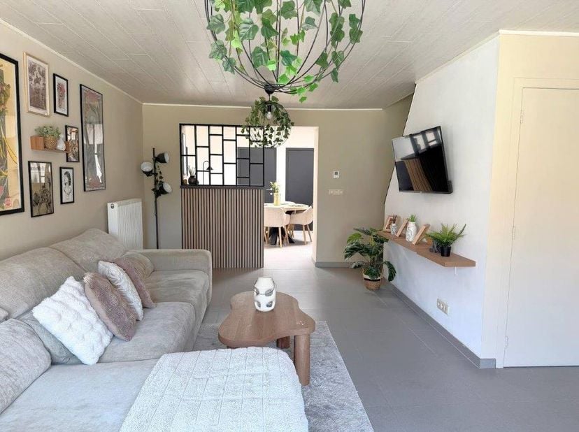 Charmante woning met een gezellige inkomhal, lichtrijke living, ingerichte keuken, badkamer, praktische berging en een gezellig stadstuintje. Op de ee