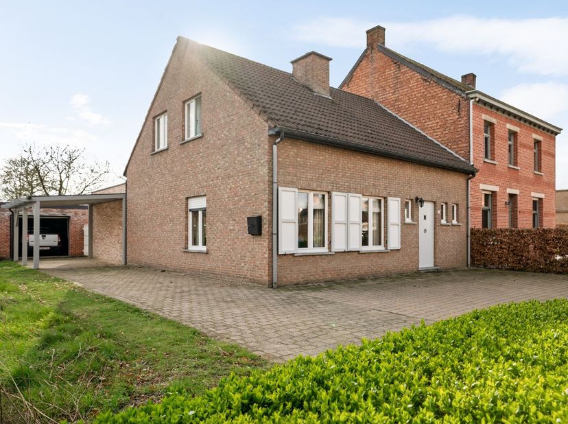 Gedeeltelijk gemoderniseerde 3 slpk-woning op een perceel van 964m²<br />
<br />
Deze woning dateert van 1989 en heeft over de jaren heen enkele ren
